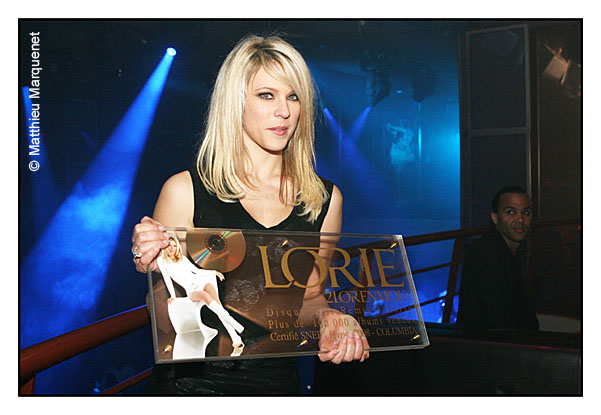 live : photo de concert de Lorie, remise de disque d'or pour l'album 2 LOR EN MOI à Paris, Mix Club